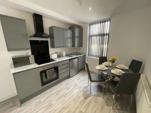 Newly Refurbished Clarendon Apartments, Free WIFI, Parking