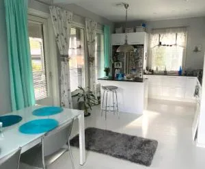 Hienoa talo porealtaalla lähellä Helsinkiä ja lentokenttää - 图苏拉