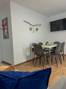 Modernes Apartment mit Balkon, Parkplatz und Smart Tv bis zu 10 Personen