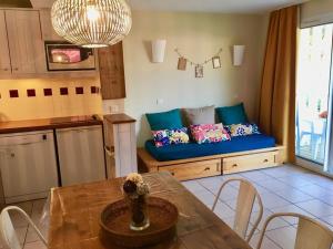 Appartements Appartement T2 avec Terrasse, Piscine, Parking et Accueil Chaleureux a Moliets - FR-1-379-144 : photos des chambres