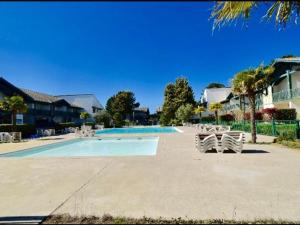 Appartements Appartement T2 avec Terrasse, Piscine, Parking et Accueil Chaleureux a Moliets - FR-1-379-144 : Appartement