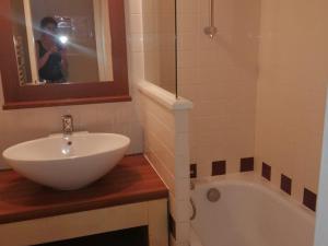 Appartements Appartement T2 avec Terrasse, Piscine, Parking et Accueil Chaleureux a Moliets - FR-1-379-144 : photos des chambres