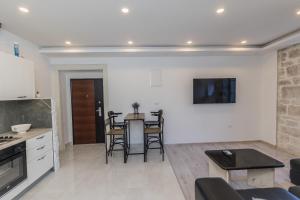 A2 - spacious apt on seafront with the sea view