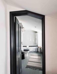 The Old Stores, Luxury beach side selfcatered holiday cottage above the beach