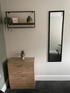 Cedar House - A modern 2 bedroom house with free parking in the town centre! by ShortStays4U
