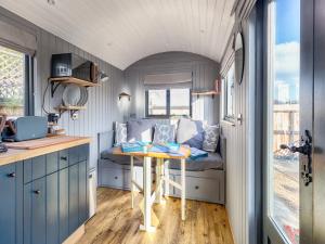 Whitstable Shepherds Hut minutes from the Harbour - Pass the Keys