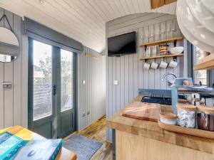 Whitstable Shepherds Hut minutes from the Harbour - Pass the Keys