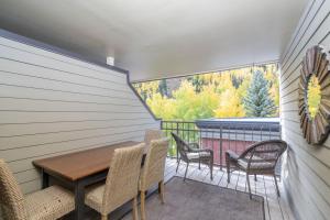 Mountain View Dream on River Trail - Hot Tub, Garage, Lift 7 Ski In Out condo