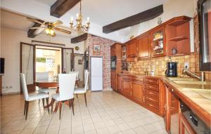 Maisons de vacances Amazing home in Cabestany with WiFi and 3 Bedrooms : photos des chambres