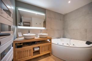 Hotels Le Fiacre : Chambre de Luxe Double ou Lits Jumeaux avec Baignoire Spa