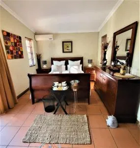 Guesthouse Private Room with Garden and Pool - Bontleng