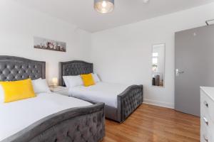 Flatzy - Sleeps 16 Near Football Ground & Ping Pong Table