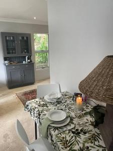 Contemporary & Spacious Courtyard Unit