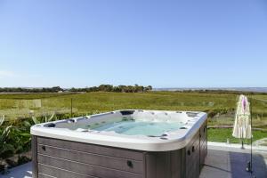 Miravino, winery stay with outdoor sauna and spa