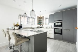 Lakeside family friendly property on a nature reserve The Spinney OI22