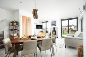 Lakeside family friendly property on a nature reserve The Spinney OI22