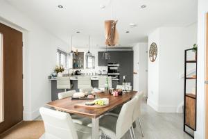 Lakeside family friendly property on a nature reserve The Spinney OI22