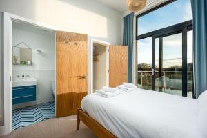 Family friendly lakeside property on nature reserve Swan Landing WI10