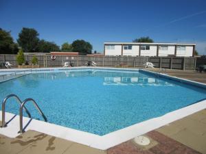 2 Storey 3 Bedroom Chalet -Outdoor Swimming Pool - sleeps up to 6 - 5 min walk to the Beach, near Broads and Great Yarmouth