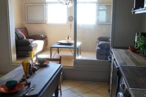 Appartements Lovely 1-Bed Apartment literally on the beach : photos des chambres