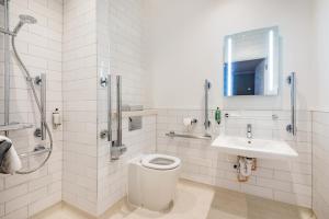 Standard Twin Room room in Innkeeper's Lodge Edinburgh Corstorphine