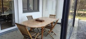 Deux étangs poissonneux au milieu des bois avec gîte moderne, la halte des deux lacs