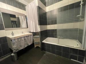 Appartements DNJ Appart Hotel : Chambre Familiale