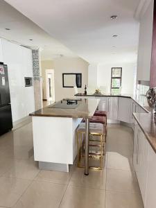 Cozy home with a pool in a leafy suburb of Lonehill, wake up to the sound of trees & birds!!