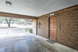 Studio with Pool - 13 Mi to Downtown Dallas!