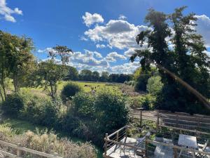 Little Moat - Moat Farm Barns a small modern studio in the garden on our family farm