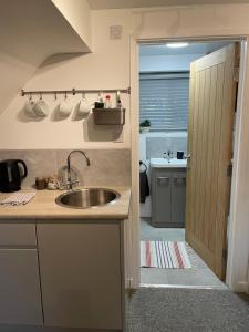 Little Moat - Moat Farm Barns a small modern studio in the garden on our family farm