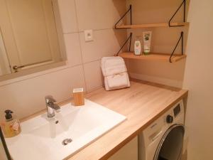 Spacieux Appartement au Calme 15min sud de Lyon proche Métro et Gare Confluence Aquarium Gerland