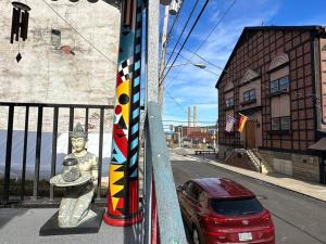 Unique Artsy 2 Bdrm Apt 1.5 mi from Downtown