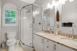 Cozy Beach House - 5 minutes from Vanderbilt Beach
