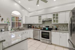 Cozy Beach House - 5 minutes from Vanderbilt Beach