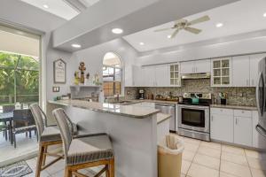 Cozy Beach House - 5 minutes from Vanderbilt Beach