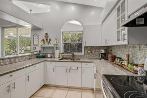Cozy Beach House - 5 minutes from Vanderbilt Beach