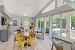 Cozy Beach House - 5 minutes from Vanderbilt Beach