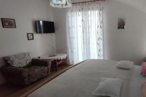 Family-friendly apartments with swimming pool Plaski, Velebit - 20466