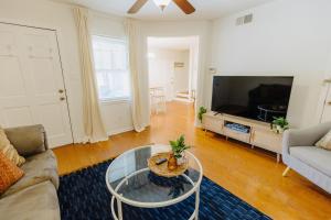 Memphis (TN) Centrally Located 2BR Overton Square Unit 2 Fast WiFi Free Parking Yes Pets 4-Star Accommodation suite