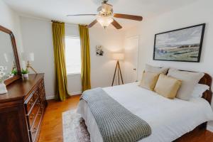 Memphis (TN) Centrally Located 2BR Overton Square Unit 2 Fast WiFi Free Parking Yes Pets 4-Star Accommodation room