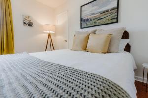 Centrally Located 2BR Overton Square Unit 2 Fast WiFi Free Parking Yes Pets