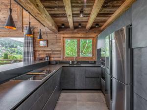 Chalet Luxe 12 Pers. Face aux Pistes avec Skiroom, Garage, Salle de Sport et Services Inclus - FR-1-569-19