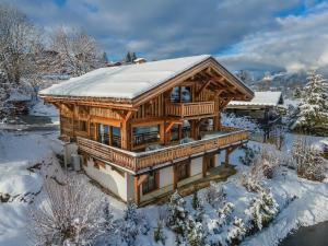Chalet Luxe 12 Pers. Face aux Pistes avec Skiroom, Garage, Salle de Sport et Services Inclus - FR-1-569-19
