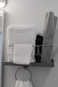 Prime OTR steps to Vine St, Lux Full Bed, Workspace, fast WiFi, 50in Smart TV, Sleeps 3ppl