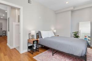 Prime OTR steps to Vine St, Lux Full Bed, Workspace, fast WiFi, 50in Smart TV, Sleeps 3ppl