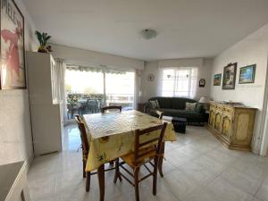 Appartements Appartement T2 avec Terrasse et Garage a Cavalaire-sur-Mer - Proche Port - FR-1-100-262 : photos des chambres