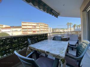 Appartements Appartement T2 avec Terrasse et Garage a Cavalaire-sur-Mer - Proche Port - FR-1-100-262 : Appartement