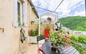 Maisons de vacances Stunning Home In Saint Laurent Dolt With Indoor Swimming Pool, Wifi And 2 Bedrooms : photos des chambres