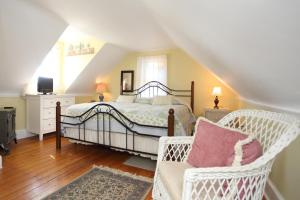 Deluxe King Room with Ocean View room in Beauclaires Bed & Breakfast